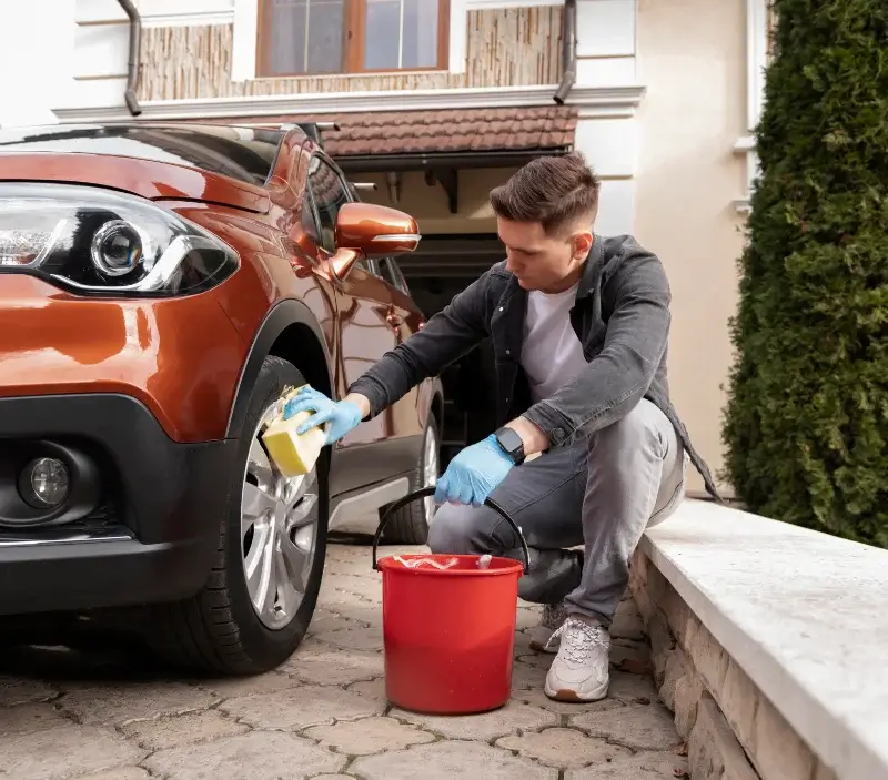 Lavage auto à domicile Sorbiers : professionnel intervenant sur un véhicule